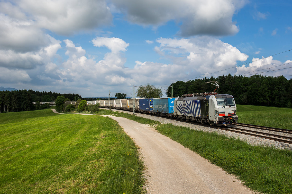 193 772 von Lokomotion fährt mit einem EKOL bei Grabenstätt in Richtung Salzburg, aufgenommen am 25. Mai 2017.