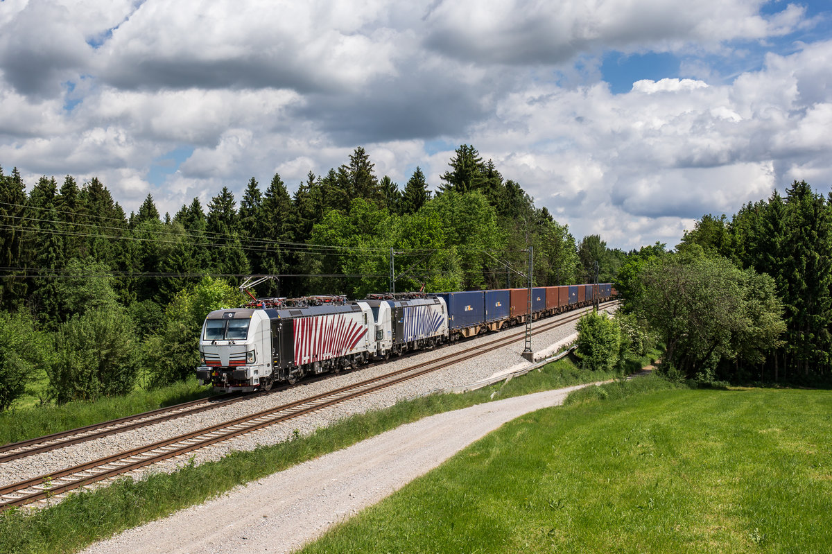 193 774 und 193 771 von Lokomotion fahren mit einem Containerzug bei Grabenstätt in Richtung München, aufgenommen am 25. Mai 2017.