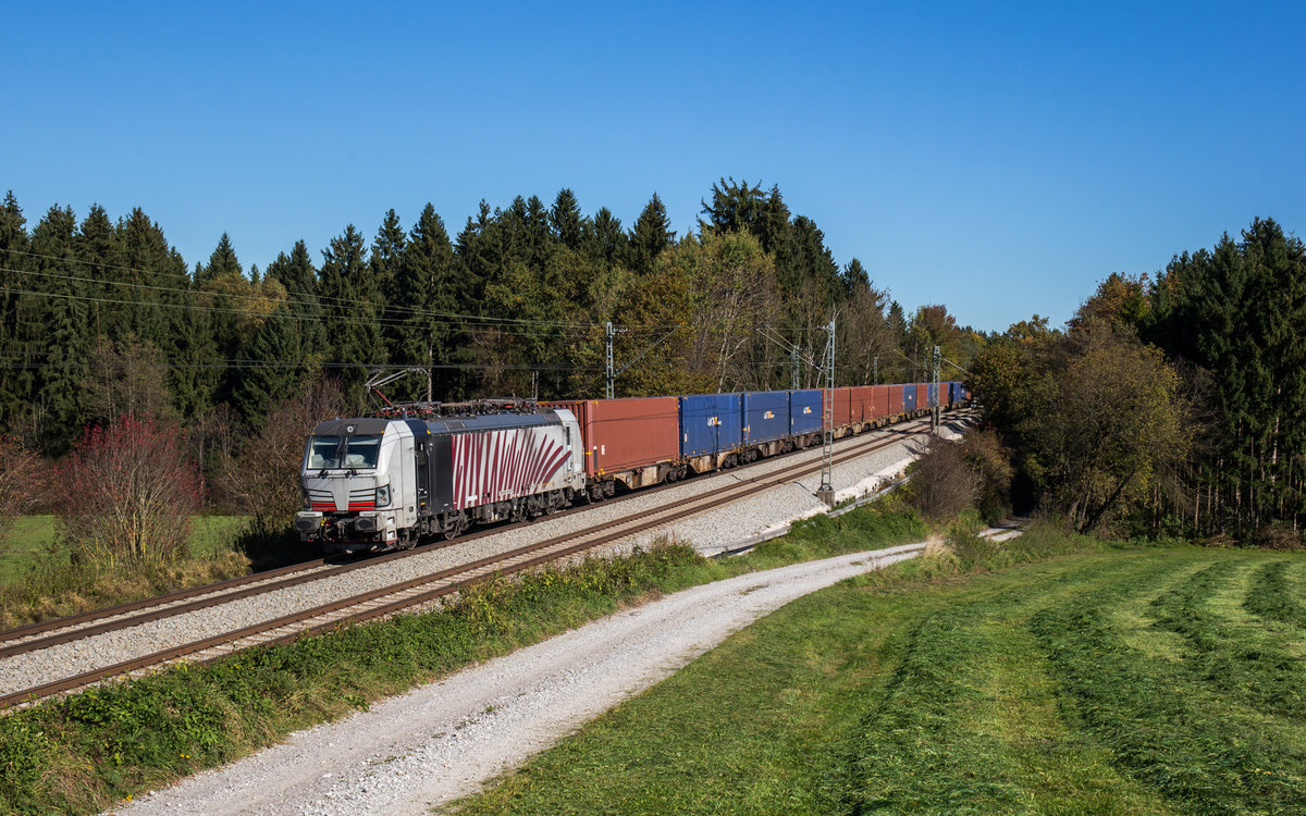 193 775 von Lokomotion fährt mit einem Containerzug bei Grabenstätt in Richtung München, aufgenommen am 17. Oktober 2017.