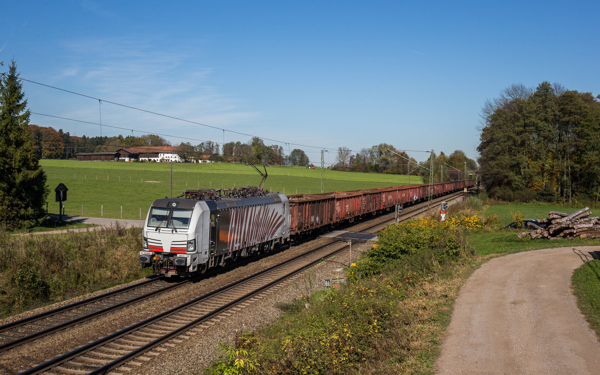 193 775 von Lokomotion fährt mit einem Schrottzug bei Vogl in Richtung Kufstein, aufgenommen am 19. Oktober 2017.