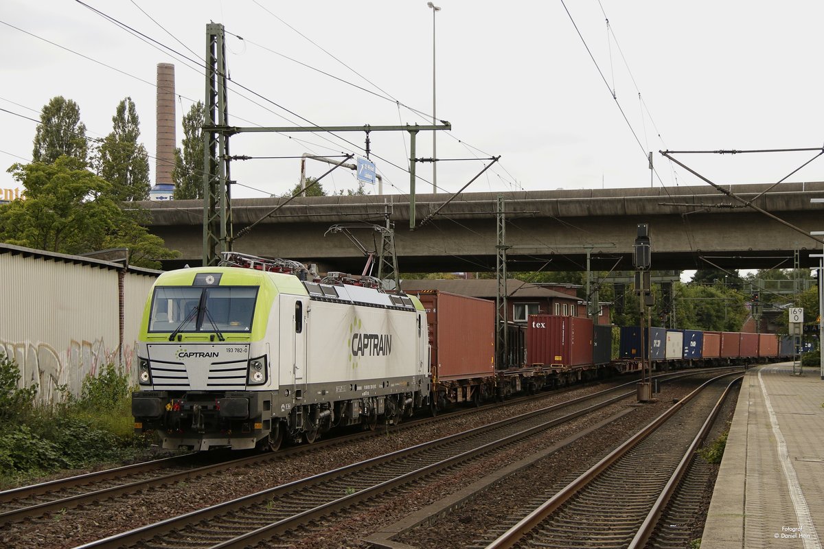 193 782-0 Captrain mit einem Containerzug in Hamburg Harburg, am 02.09.2017.