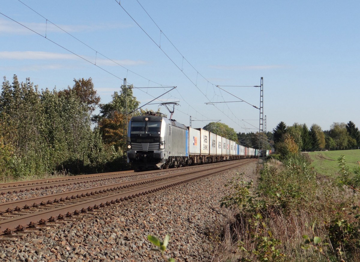 193 802 zusehen mit einem Containerzug am 09.10.14 an der Schöpsdrehe bei Plauen/V.