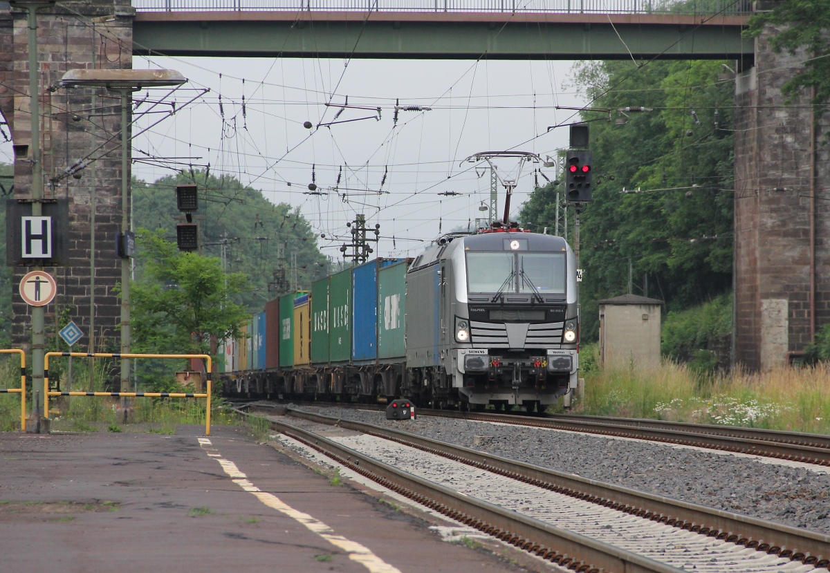 193 803-4 mit Containerzug in Fahrtrichtung Norden. Aufgenommen am 06.07.2013 in Eichenberg.