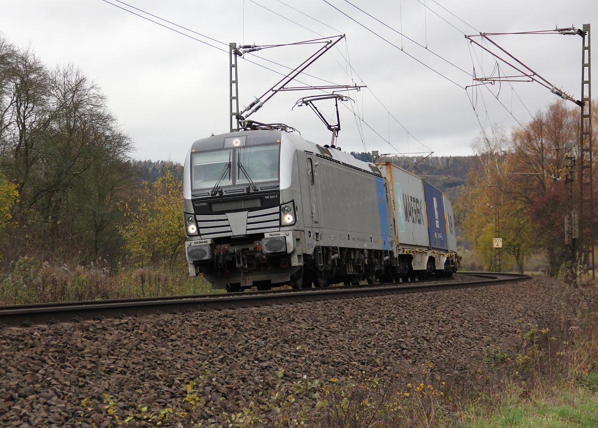 193 804-2 mit Containerzug in Fahrtrichtung Süden. Aufgenommen am 07.11.2013 bei Niederhone.