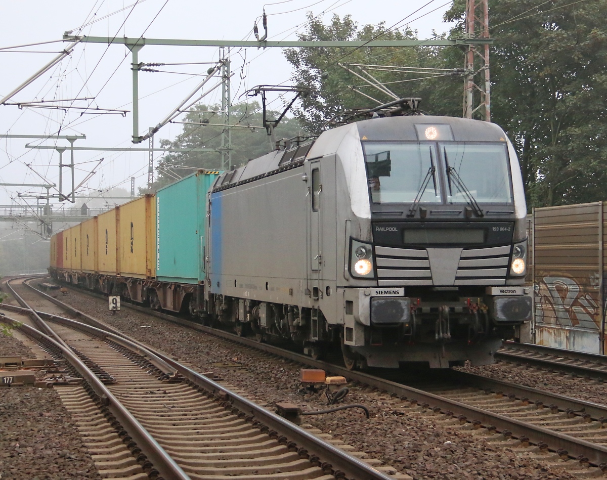 193 804-2 mit Containerzug in Fahrtrichtung Seelze. Aufgenommen am 20.09.2014 in Hannover Linden-Fischerhof.
