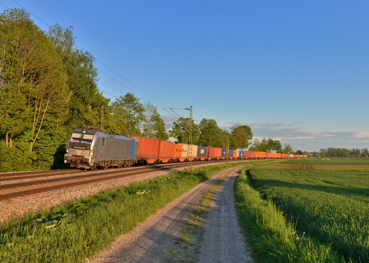 193 805 mit einem Containerzug am 06.05.2015 bei Langenisarhofen. 
