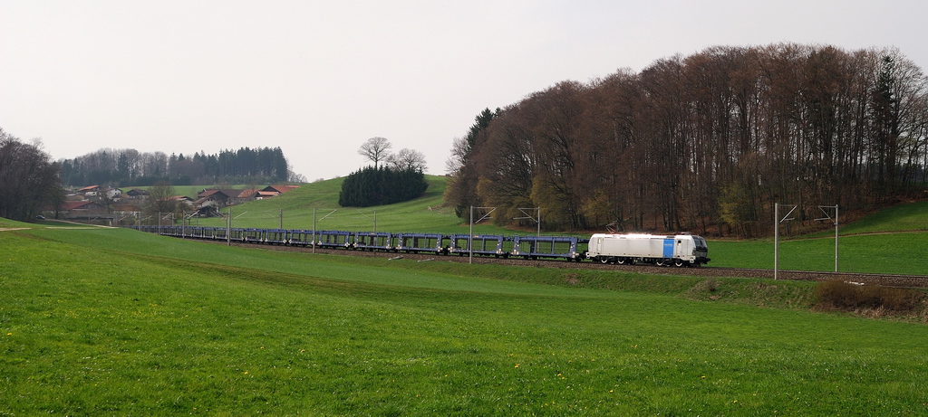 193 805 (WLC) mit Autotransportwagen bei Traunstein (01.04.2014)