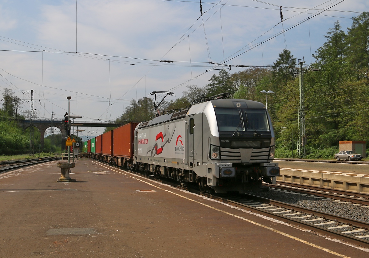 193 806-7 mit Containerzug in Fahrtrichtung Norden. Aufgenommen in Eichenberg am 13.05.2016.