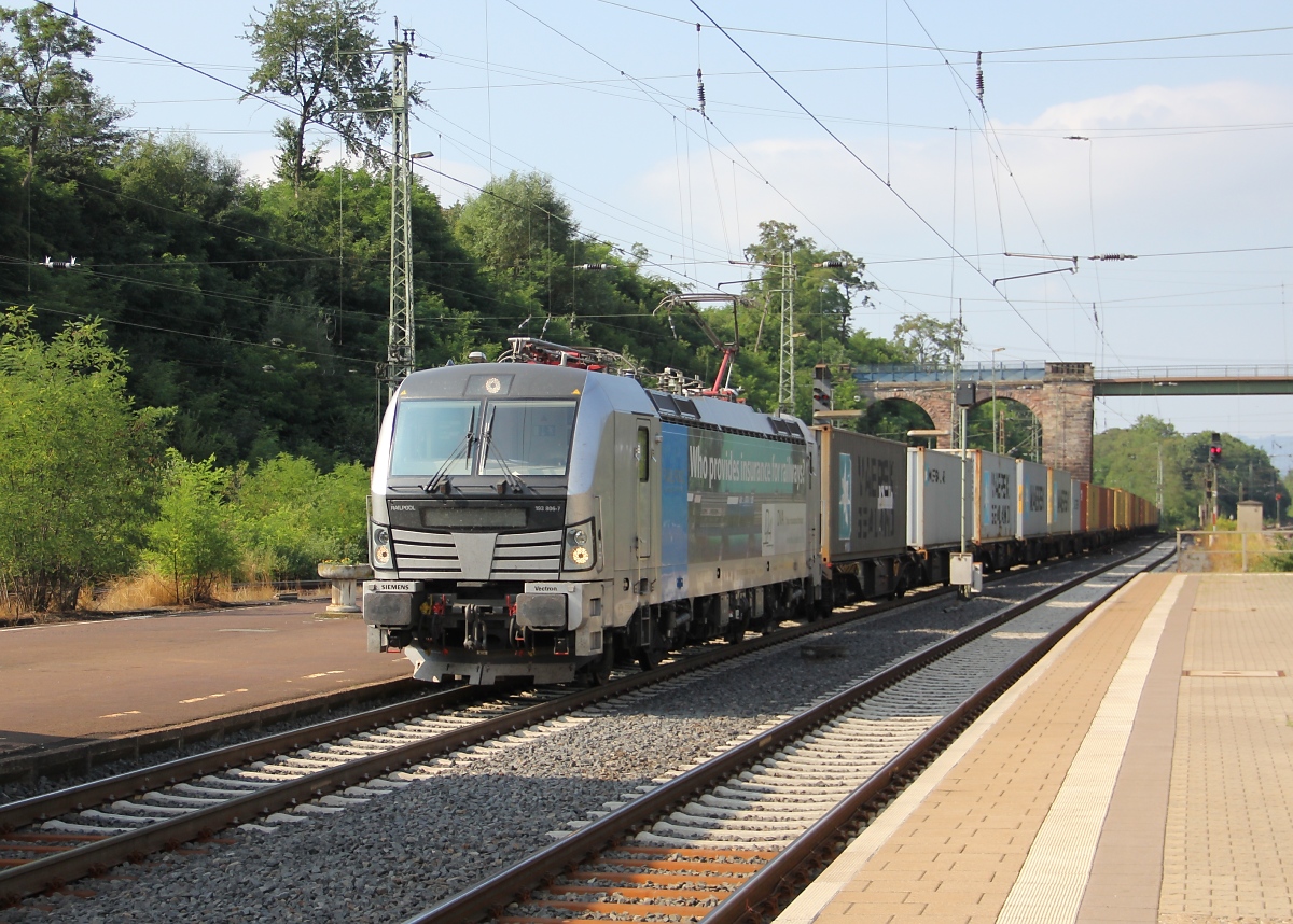 193 806-7 mit Containerzug in Fahrtrichtung Norden. Aufgenommen am 10.08.2013 in Eichenberg.