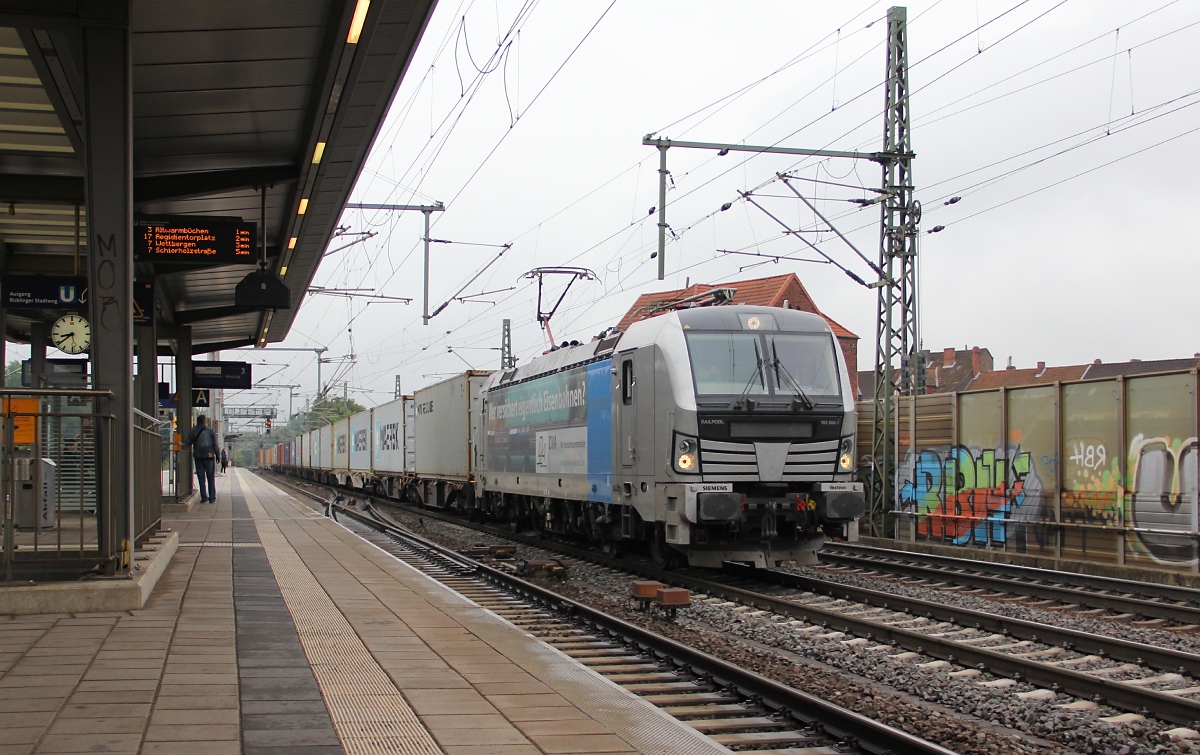 193 806-7 mit Containerzug in Fahrtrichtung Seelze. Aufgenommen in Hannover Linden-Fischerhof am 11.09.2013.