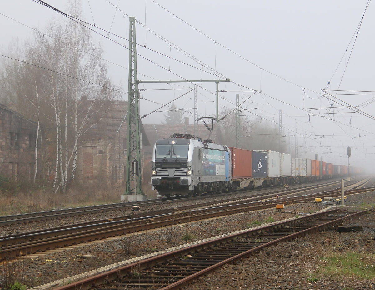 193 806-7 mit Containerzug in Fahrtrichtung Süden. Aufgenommen am BÜ Eltmannshausen/Oberhone am 26.03.2014.