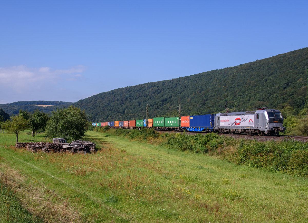 193 806 Railpool-TXL mit Containern in Richtung Norden bei Wernfeld am 13.8.2016.