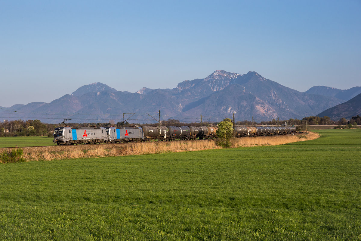 193 811 und 193 825 der VTG fahren mit einem Kesselzug bei Weisham in Richtung München, aufgenommen am 9. April 2017.