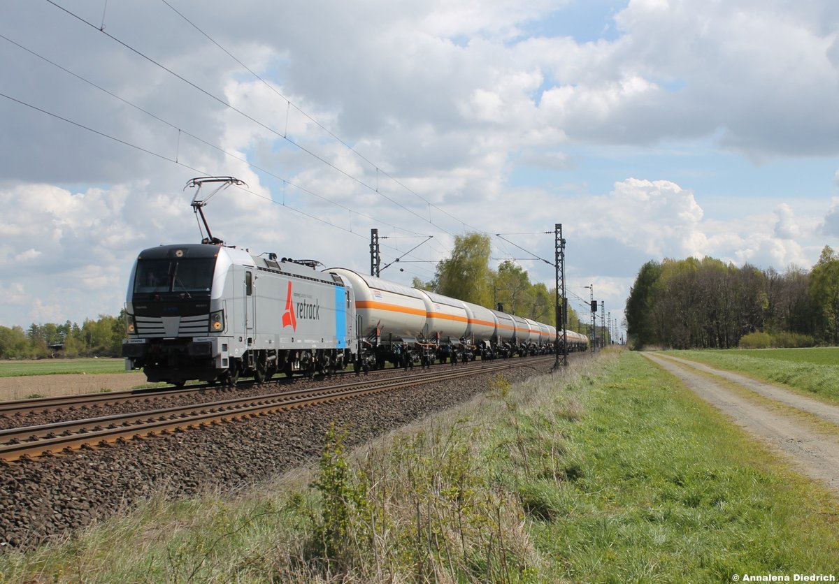 193 811 Retrack mit Kesselwagen am 26.04.2017 bei Woltorf