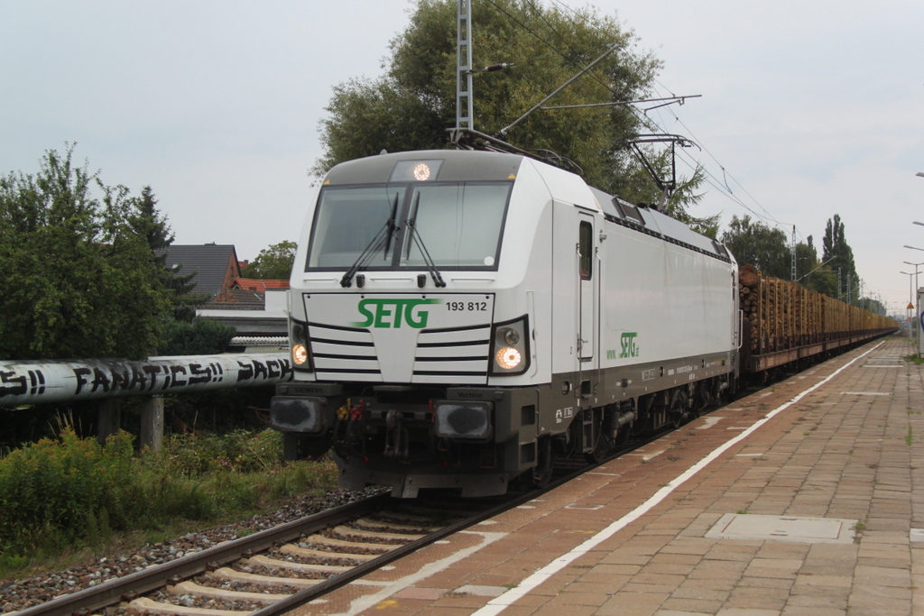 193 812-5 mit DGS 61957 von Rostock-Bramow nach Stendal-Niedergrne bei der Durchfahrt am 11.09.2015 im Haltepunkt Rostock-Holbeinplatz