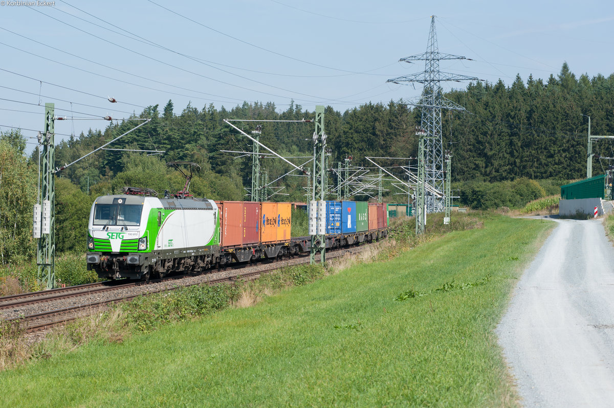193 812 der SETG mit dem Containerzug aus Hamburg nach Wiesau kurz vor Hof, 07.09.2016