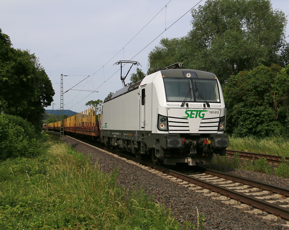 193 812 der SETG mit leeren Holztransport-Wagen in Fahrtrichtung Süden. Aufgenommen am 17.06.2015 in Wehretal-Reichensachsen.