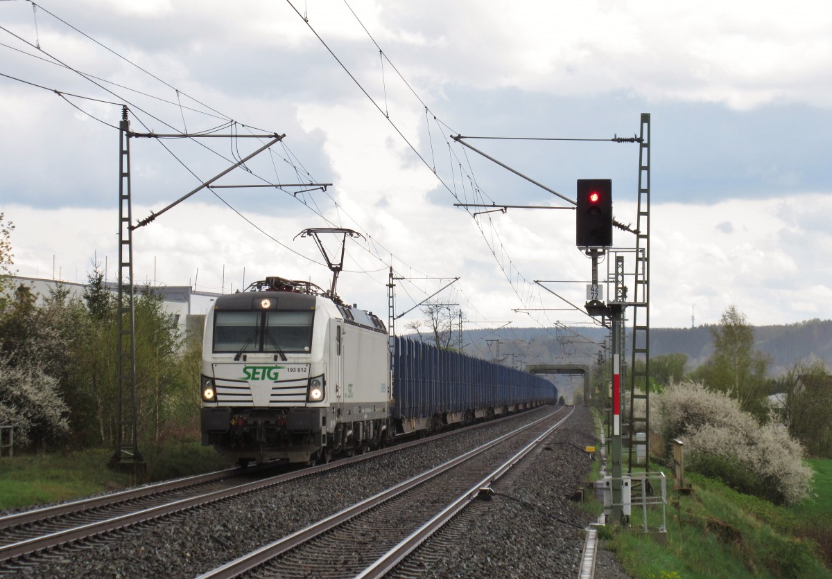 193 812 von SETG zieht am 26.April 2015 einen leeren Holzzug durch Gundelsdorf in Richtung Saalfeld.