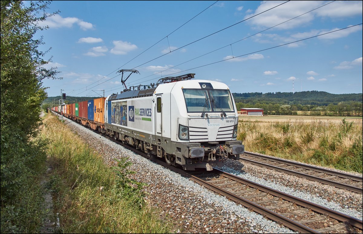 193 813-3 ist mit seinen Containerzug in Richtung Süden unterwegs,gesehen am 16.08.2018 bei Pölling.