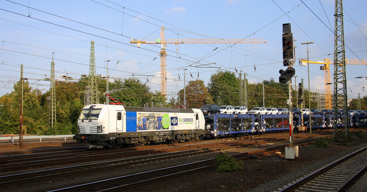 193 813-3 von der Wiener Lokalbahnen Cargo kommt aus Richtung Köln,Aachen-Hbf,Aachen-Schanz mit einem langen Dacia-Autozug aus Ciumesti(RO) nach Tongeren(B) und fährt in Aachen-West ein.
Aufgenommen vom Bahnsteig in Aachen-West bei schönem Sonnenschein am  22.9.2014.