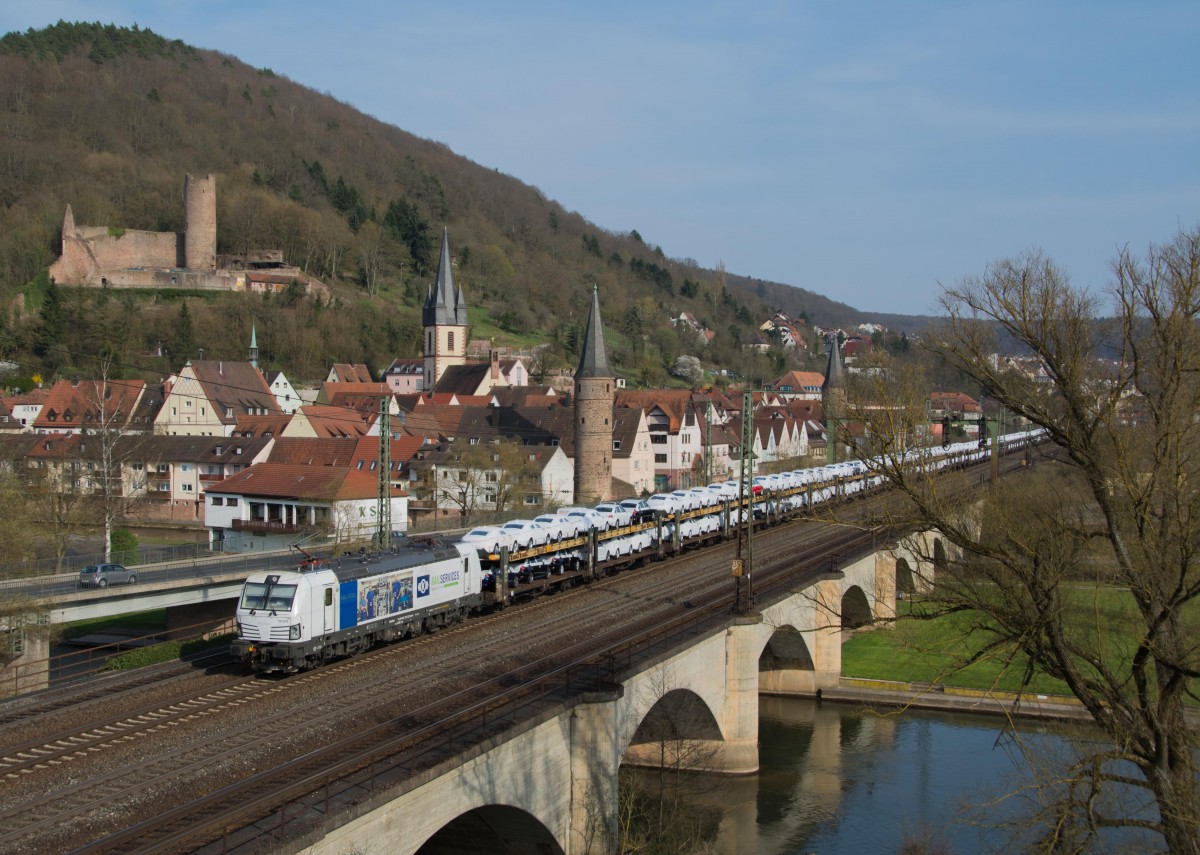 193 813 die für die RTB Cargo verkehrende Vectron kommt mit einem Autozug durch Gemünden am Main Richtung Norden gefahren.Aufgenommen am 10.4.2015