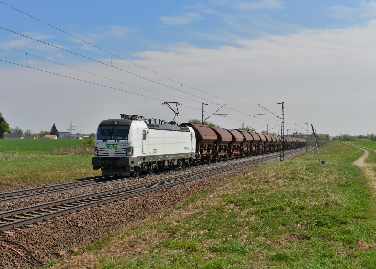 193 814 mit einem Güterzug am 22.04.2015 bei Plattling.