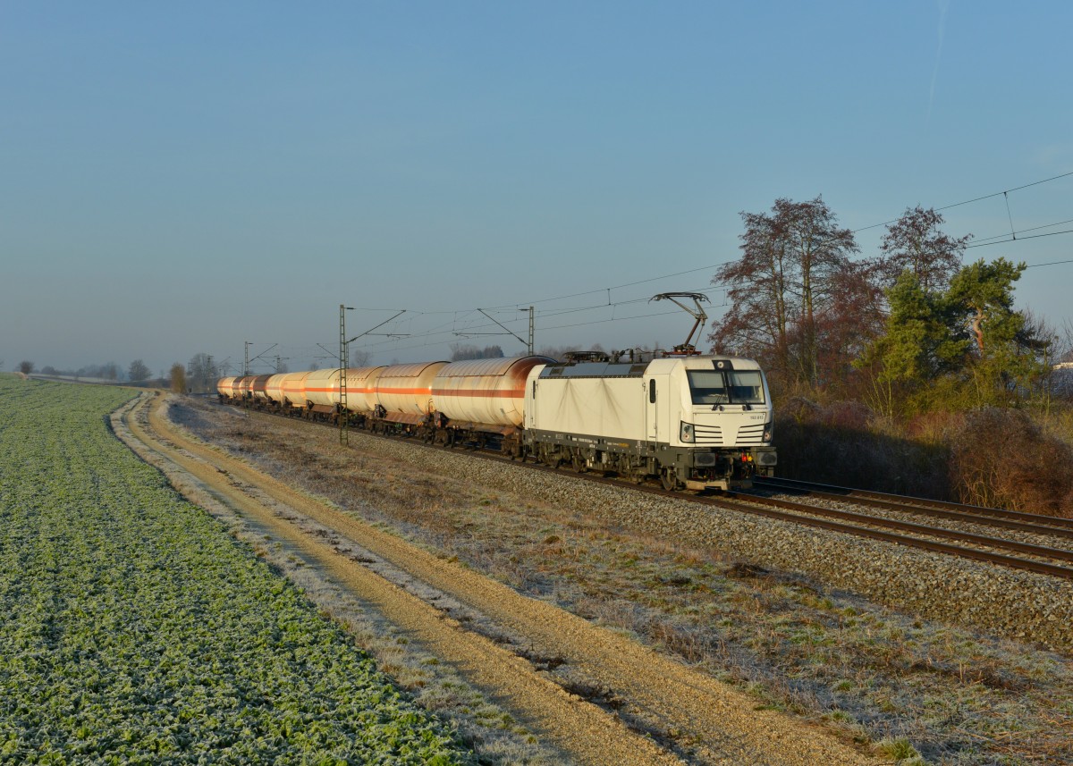 193 815 mit einem Gaskesselzug am 28.12.2015 bei Langenisarhofen. 