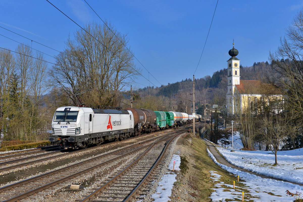 193 815 mit einem Güterzug am 11.02.2017 in Wernstein am Inn. 