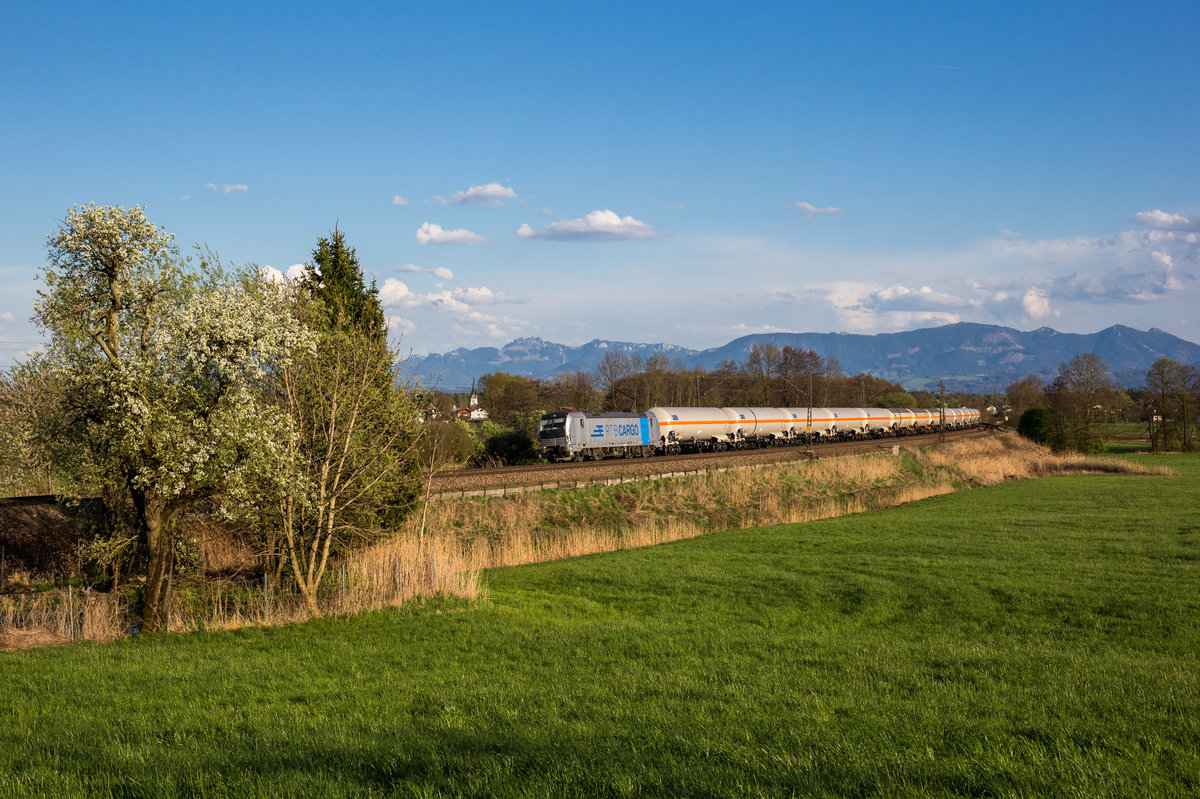 193 816 der RTB war am 10. April 2017 mit einem umgeleiteten Kesselzug bei Rann in Richtung München unterwegs.