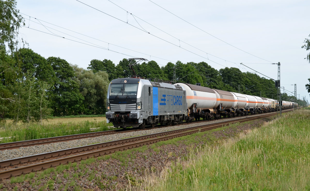 193 816 der Rurtalbahn führte am 21.06.17 ihren Kesselwagenzug durch Jütrichau Richtung Magdeburg.