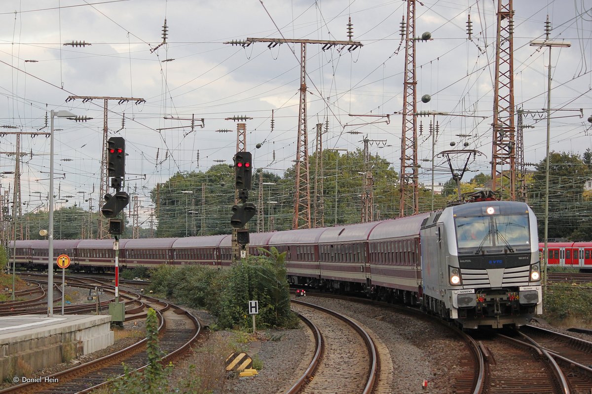 193 817-4 Railpool retrack mit einem Funexpress in Essen Hbf, am 09.10.2016.