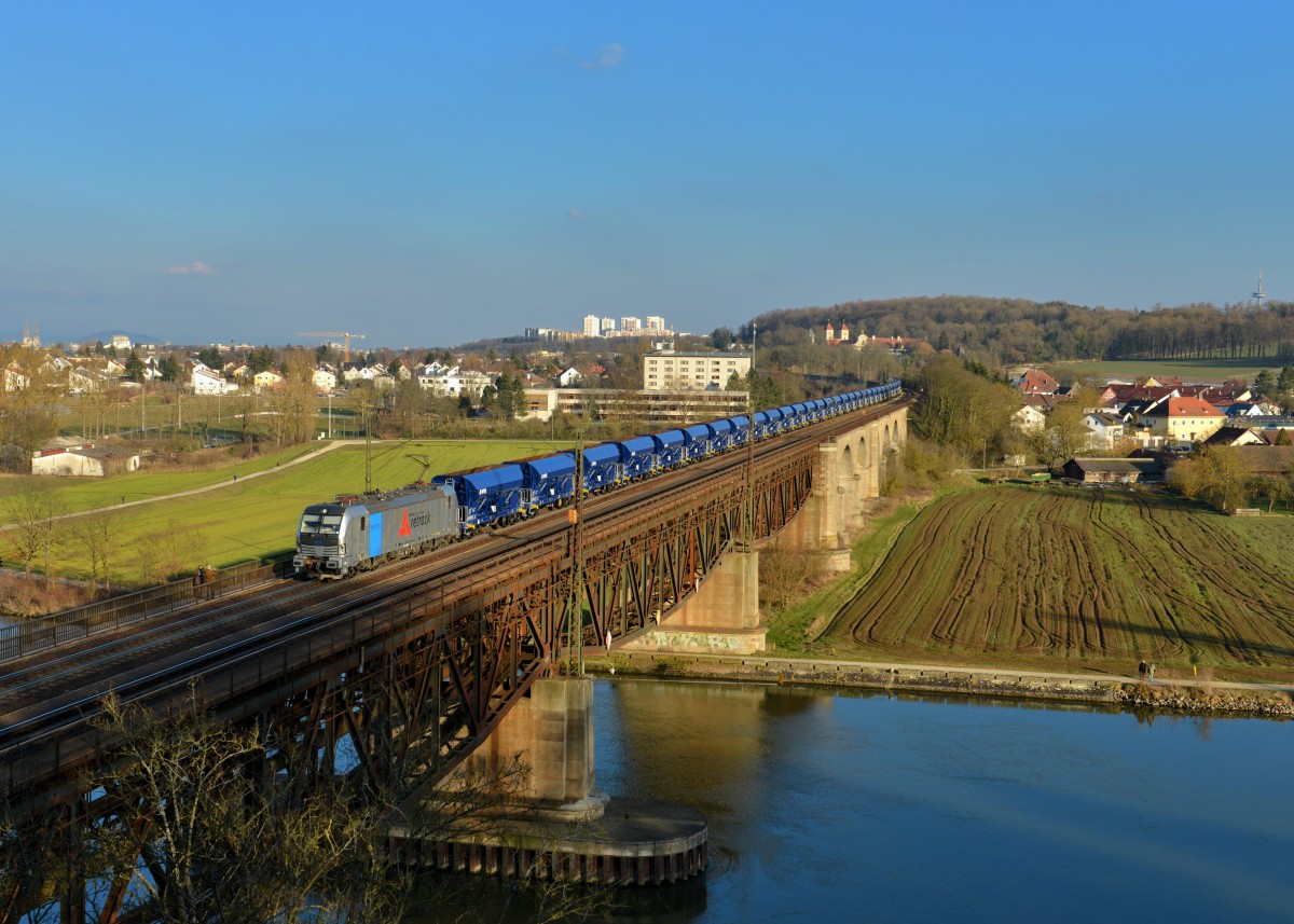 193 817 mit einem Güterzug am 09.03.2016 bei Regensburg-Prüfening. 
