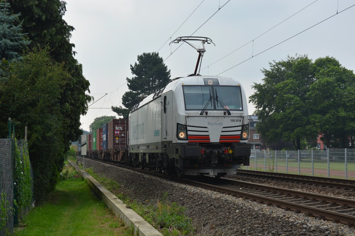 193 818 zog einen Containerzug durch Grevenbroich gen Köln.

Grevenbroich 08.06.2018