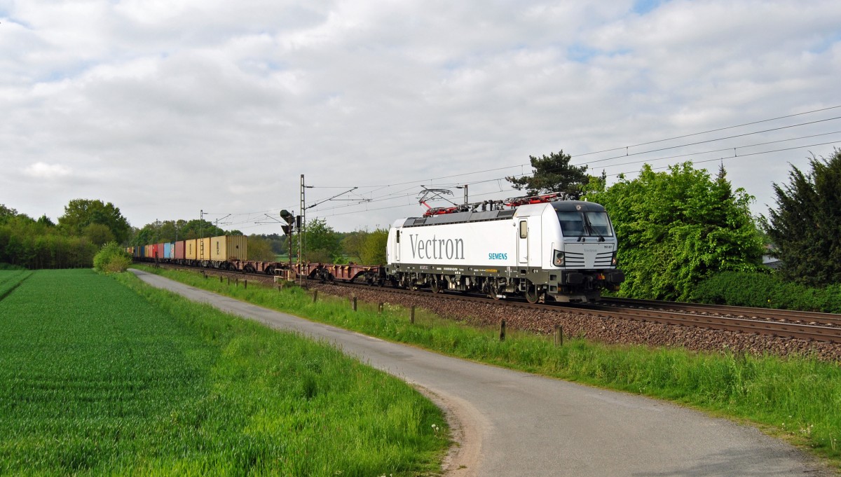 193 821 fuhr am 15.05.2015 mit einem Containerzug durch Eystrup in Richtung Bremen.