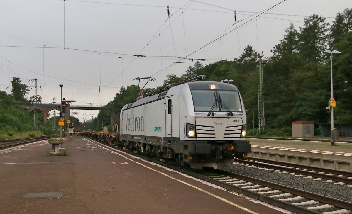 193 821 mit Containerzug in Fahrtrichtung Norden. Aufgenommen am 20.07.2015 in Eichenberg.