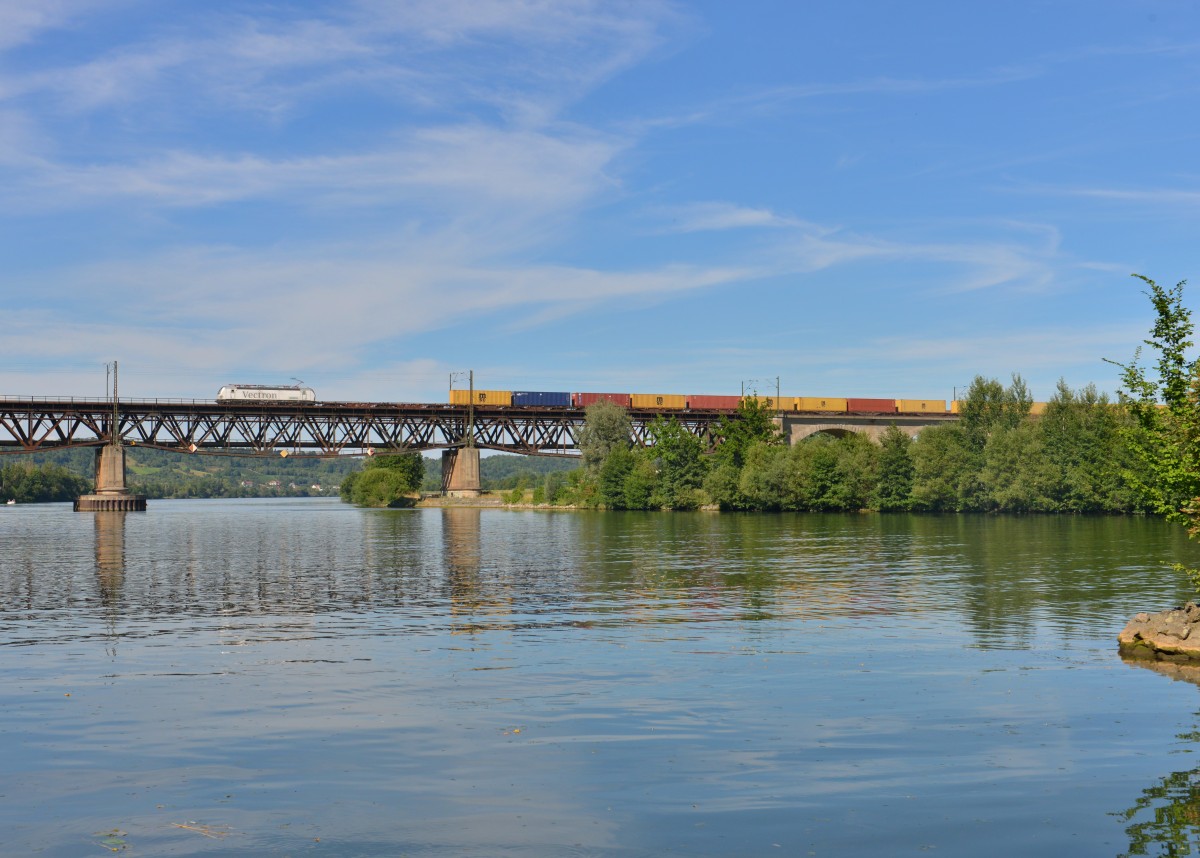 193 821 mit einem Containerzug am 22.07.2015 bei Regensburg-Prüfening. 