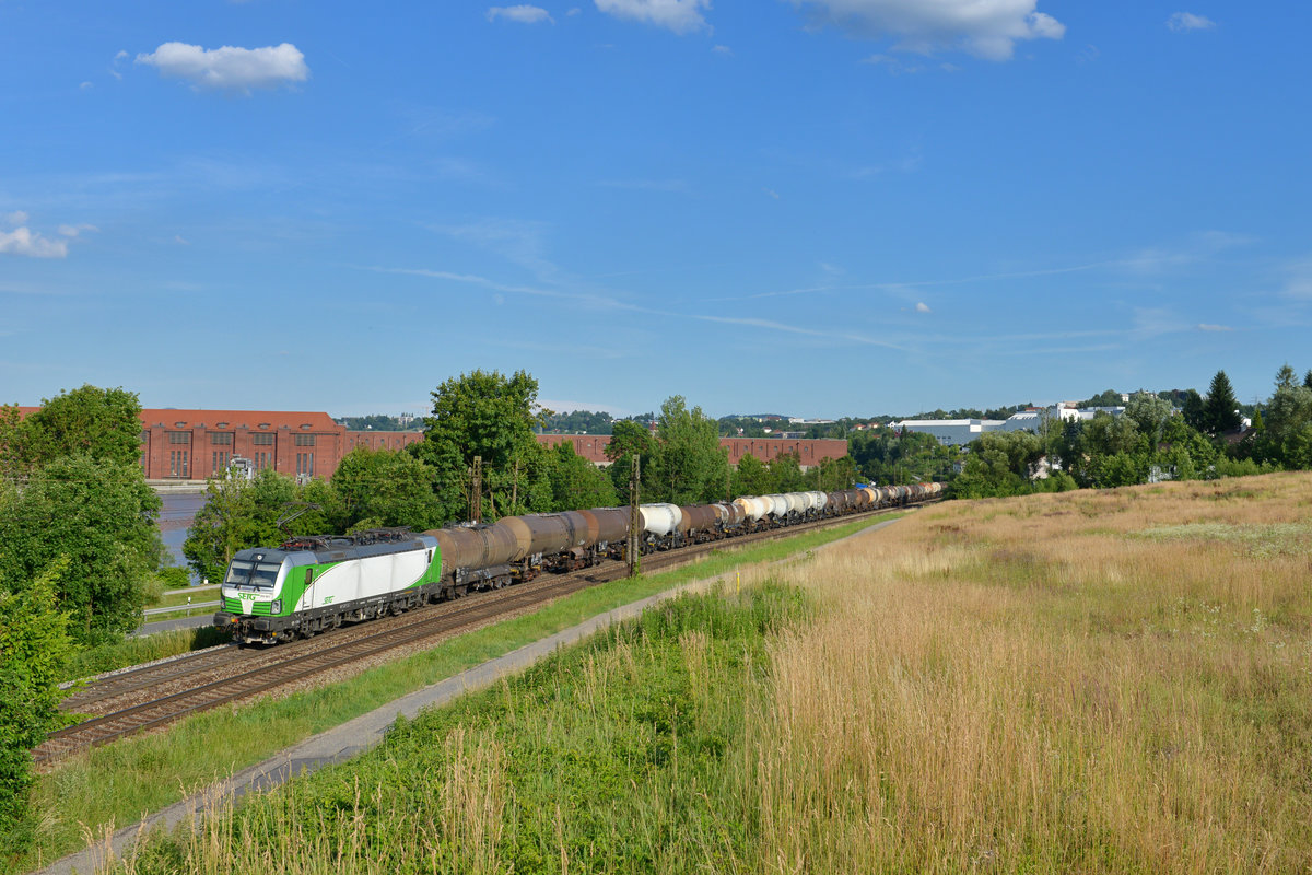 193 821 mit einem Knickkesselzug am 05.07.2017 bei Passau. 