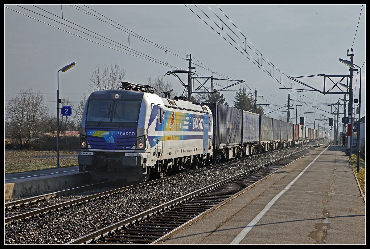 193 824 mit Güterzug in Nickelsdorf am 5.02.2019.