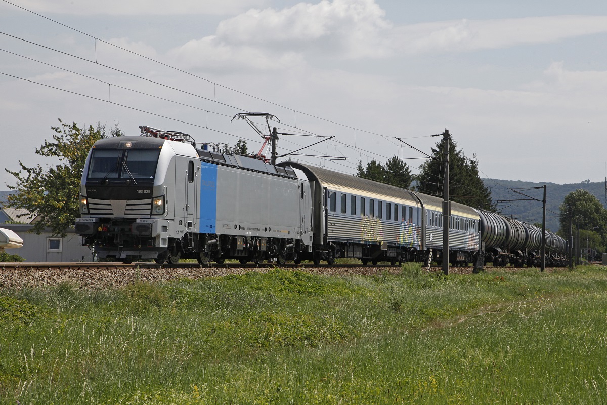193 825 mit Güterzug knapp vor der Haltestelle Zeiselmauer - Königstetten am 29.07.2016.