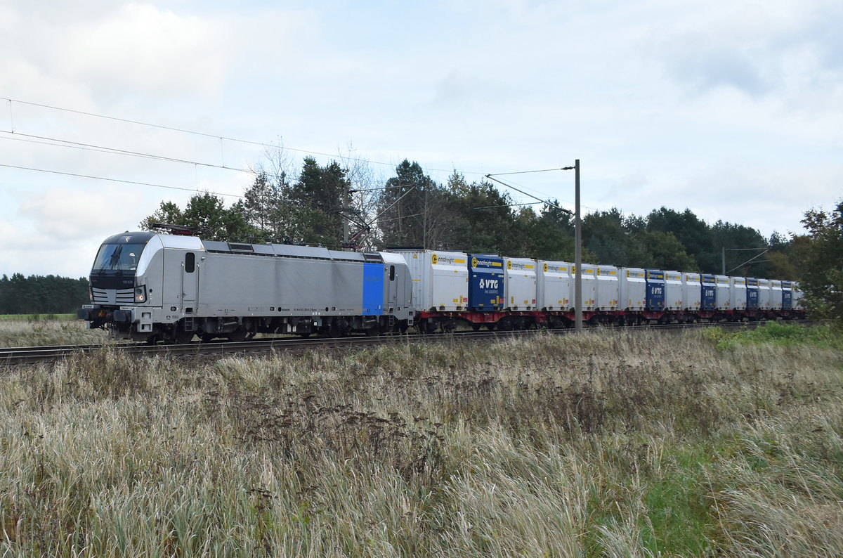 193 826 der Railpool mit Innofreight - Containerwagen unterwegs, kommend aus dem Hagenower Land. 3km östlich von Büchen 25.10.2017