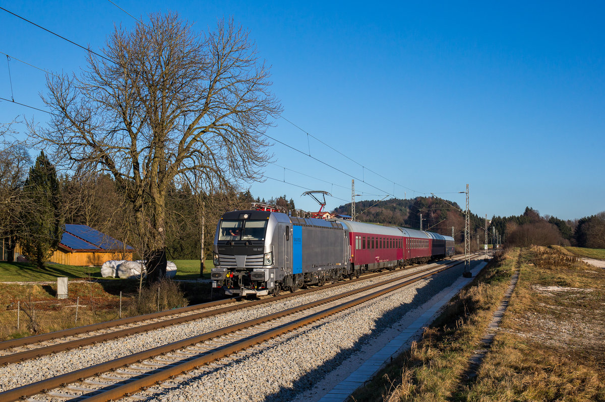 193 827 - aktuell im Einsatz für Lokomotion - fährt mit einigen Liegewagen bei Grabenstätt in Richtung München, aufgenommen am 29. Dezember 2016.