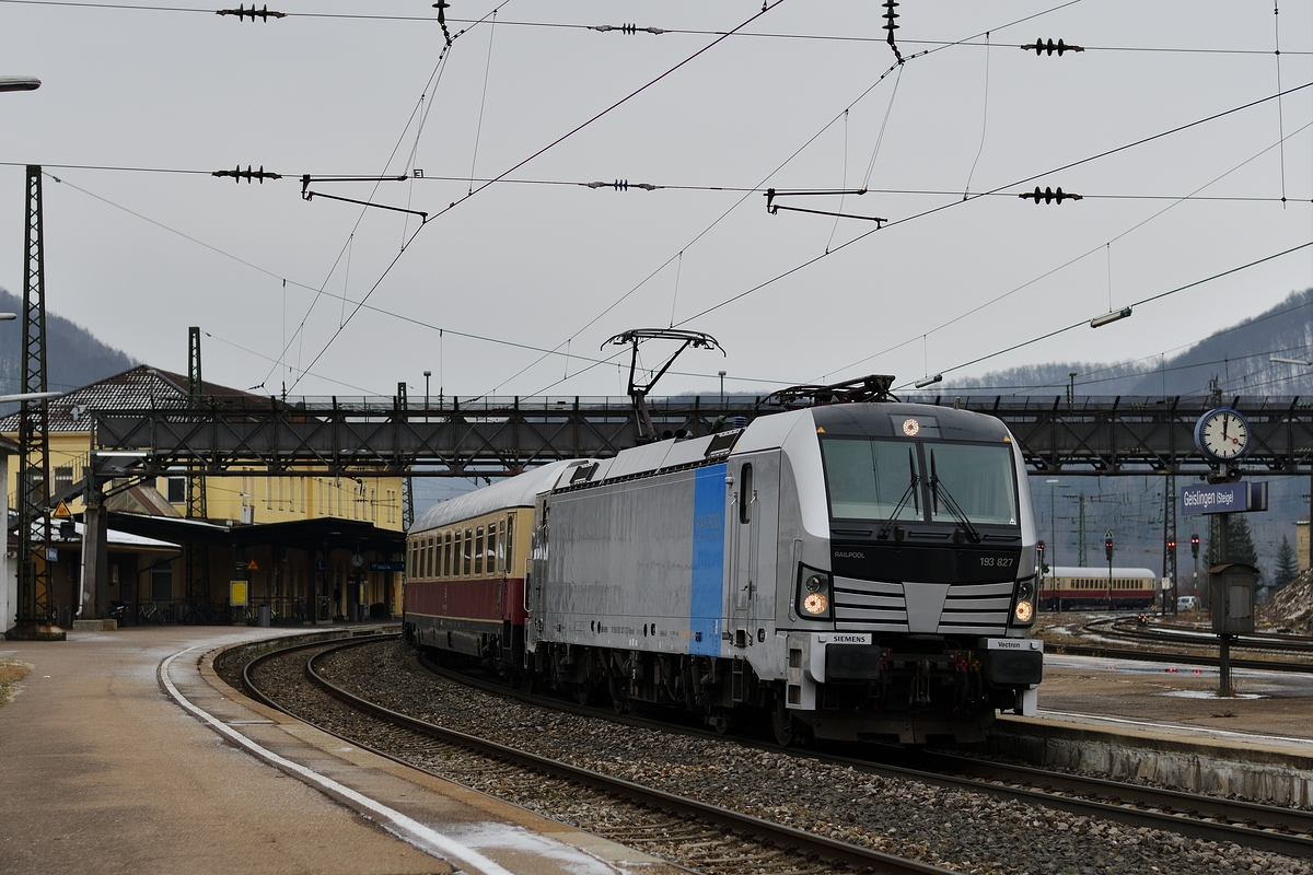 193 827 bespannt am 15. Dezember 2018 einen AKE Rheingold nach Ulm. Hier durchfährt der Zug den Bahnhof von Geislingen (Steige).