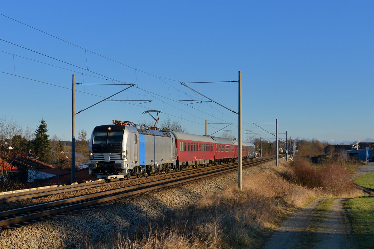 193 827 mit einer Wagenüberführung am 29.12.2016 bei Ostermünchen. 
