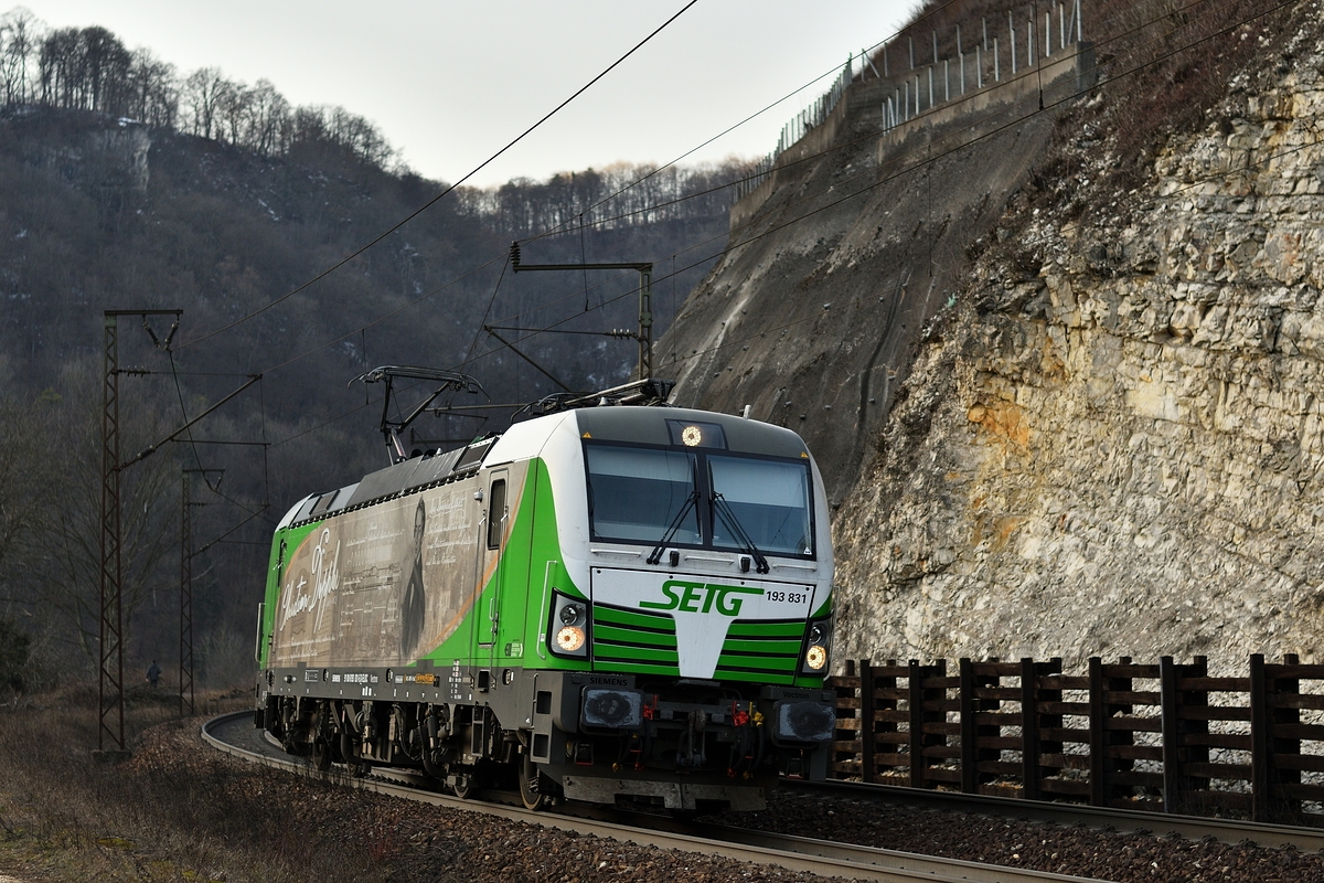 193 831  Christian Doppler  befuhr am 13. Februar 2019 die KBS 750 Richtung Ulm. Das Bild zeigt die Lok, die ohne Wagen unterwegs war, auf der Geislinger Steige.