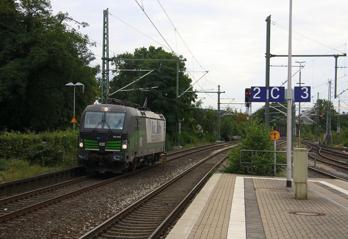 193 832  von der Rurtalbahn kommt als Lokzug aus Aachen-West nach Mönchengladbach und kommt aus Richtung Aachen-West,Laurensberg,Richterich,Kohlscheid und fährt durch Herzogenrath in Richtung Hofstadt,Finkenrath,Rimburg,Übach-Palenberg,Zweibrüggen,Frelenberg,Geilenkirchen,Süggerrath,Lindern,Brachelen,Hückelhoven-Baal,Baal,Erkelenz,Herrath,Beckrath,Wickrath.
Aufgenommen vom Bahnsteig 2 in Herzogenrath.
Am Nachmittag vom 19.9.2016.