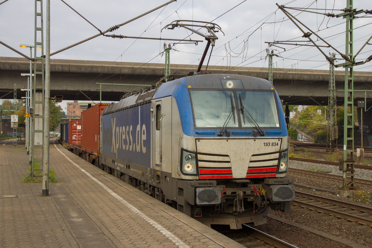 193 834 zieht einen BoxXpress Containerzug durch Hamburg Harburg. 21.10.2018