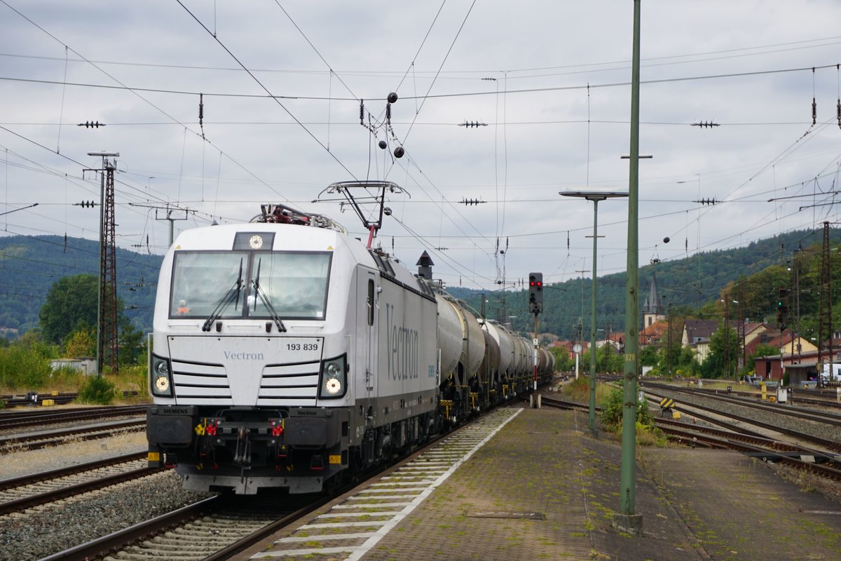 193 839 zieht am 20.08.2018 einen Kesselzug durch Gemünden(Main).