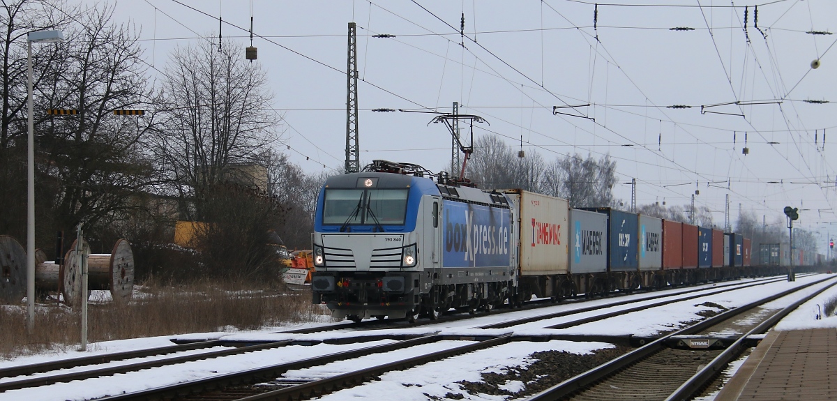 193 840 mit Containerzug in Fahrtrichtung Süden. Aufgenommen in Eichenberg am 01.02.2014.