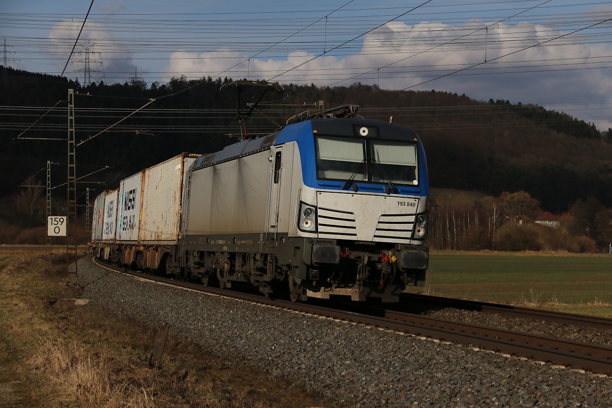 193 840 mit Containerzug in Fahrtrichtung Süden. Aufgenommen am 28.02.2015 zwischen Ludwigsau-Friedlos und Mecklar.