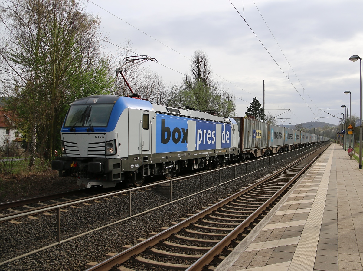 193 840 mit lädierter BoxXpress Beklebung und Containerzug in Fahrtrichtung Norden. Aufgenommen am 03.04.2014 in Wehretal-Reichensachsen.